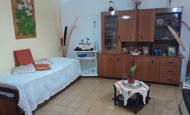 Casa tres ambientes. Apto Credito. Permuta.