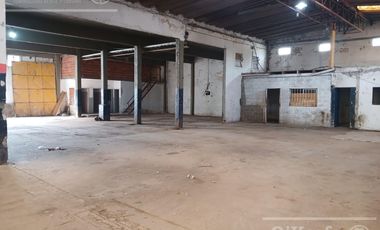 GALPON EN ALQUILER 1300 M2 CON OFICINAS Y VESTUARIOS