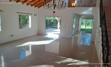 Casa en venta en Las Acacias, Hudson. Escriturable. Apto crédito.