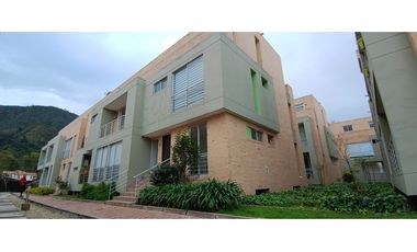 APARTA CASA EN VENTA EN COTA–CONJUNTO RESIDENCIAL CON GIMNASIO Y SAUNA