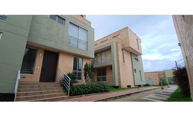 APARTA CASA EN VENTA EN COTA–CONJUNTO RESIDENCIAL CON GIMNASIO Y SAUNA