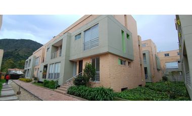 APARTA CASA EN VENTA EN COTA–CONJUNTO RESIDENCIAL CON GIMNASIO Y SAUNA