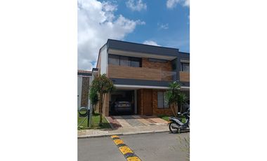HERMOSA CASA ESQUINERA EN ARRIENDO