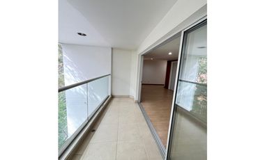 VENTA  DE AMPLIO Y EXCLUSIVO APARTAMENTO BARRIO LAURELES MEDELLN