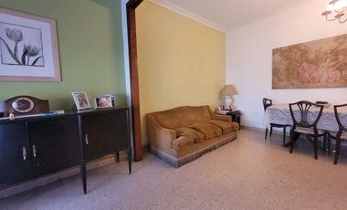 VENTA CASA 4 AMBIENTES, JARDÍN, PISCINA, COCHERA