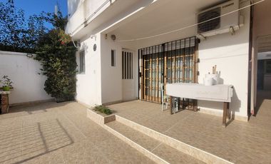 VENTA CASA 4 AMBIENTES, JARDÍN, PISCINA, COCHERA