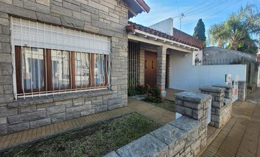 VENTA CASA 4 AMBIENTES, JARDÍN, PISCINA, COCHERA