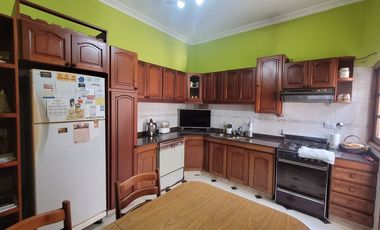 VENTA CASA 4 AMBIENTES, JARDÍN, PISCINA, COCHERA
