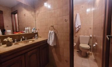 VENTA CASA 4 AMBIENTES, JARDÍN, PISCINA, COCHERA