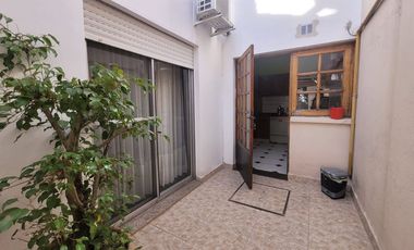 VENTA CASA 4 AMBIENTES, JARDÍN, PISCINA, COCHERA