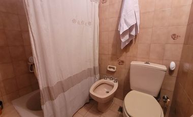 VENTA CASA 4 AMBIENTES, JARDÍN, PISCINA, COCHERA