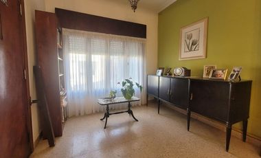 VENTA CASA 4 AMBIENTES, JARDÍN, PISCINA, COCHERA