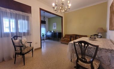 VENTA CASA 4 AMBIENTES, JARDÍN, PISCINA, COCHERA