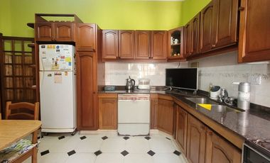VENTA CASA 4 AMBIENTES, JARDÍN, PISCINA, COCHERA