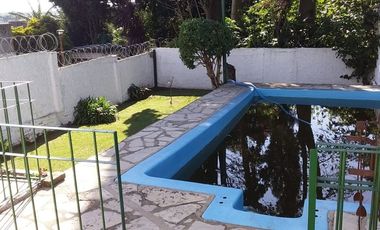 VENTA CASA 4 AMBIENTES, JARDÍN, PISCINA, COCHERA