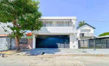 Casa de categoría en VENTA con parque - LA PLATA