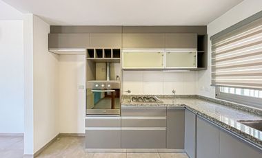 Casa de categoría en VENTA con parque - LA PLATA