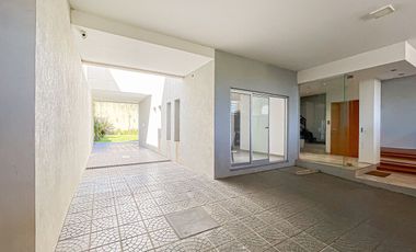 Casa de categoría en VENTA con parque - LA PLATA