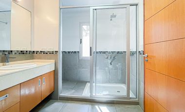 Casa de categoría en VENTA con parque - LA PLATA