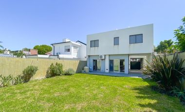 Casa de categoría en VENTA con parque - LA PLATA