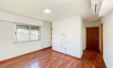 Casa de categoría en VENTA con parque - LA PLATA