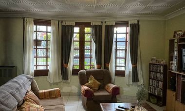 VENTA CASA 5 AMB  C/GARAJE  Y PARQUE