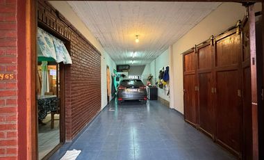 VENTA CASA 5 AMB  C/GARAJE  Y PARQUE