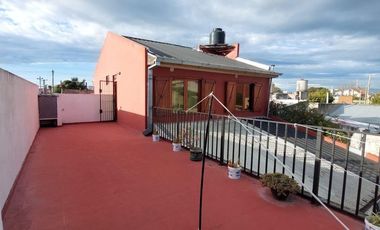 VENTA CASA 5 AMB  C/GARAJE  Y PARQUE