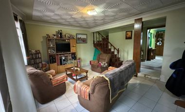 VENTA CASA 5 AMB  C/GARAJE  Y PARQUE