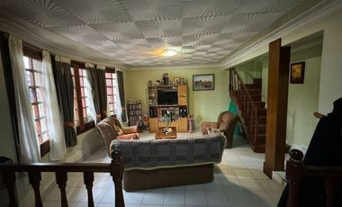 VENTA CASA 5 AMB  C/GARAJE  Y PARQUE