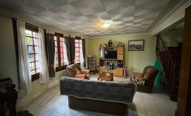 VENTA CASA 5 AMB  C/GARAJE  Y PARQUE