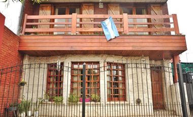 VENTA CASA 5 AMB  C/GARAJE  Y PARQUE