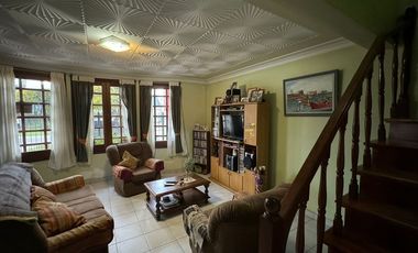 VENTA CASA 5 AMB  C/GARAJE  Y PARQUE