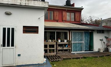 VENTA CASA 5 AMB  C/GARAJE  Y PARQUE