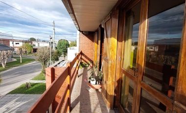 VENTA CASA 5 AMB  C/GARAJE  Y PARQUE
