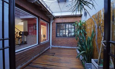 VENTA LANUS CASA  5 AMB  CON COCHERA Y PATIO