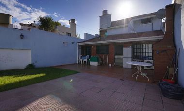 VENTA LANUS CASA  5 AMB  CON COCHERA Y PATIO