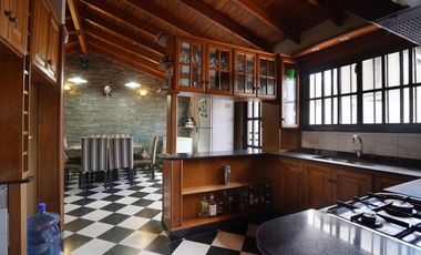 VENTA LANUS CASA  5 AMB  CON COCHERA Y PATIO