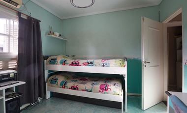 VENTA LANUS CASA  5 AMB  CON COCHERA Y PATIO