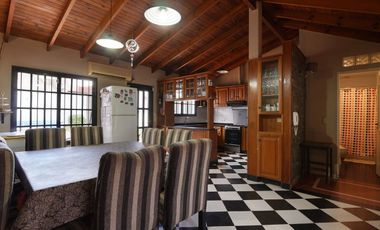 VENTA LANUS CASA  5 AMB  CON COCHERA Y PATIO