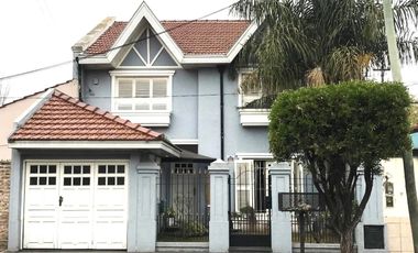 VENTA LANUS CASA  5 AMB  CON COCHERA Y PATIO