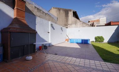 VENTA LANUS CASA  5 AMB  CON COCHERA Y PATIO