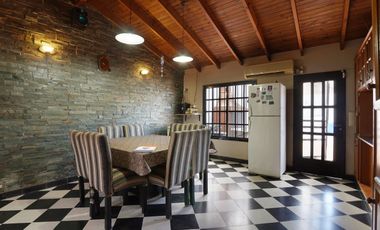 VENTA LANUS CASA  5 AMB  CON COCHERA Y PATIO