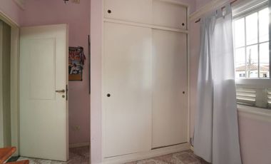 VENTA LANUS CASA  5 AMB  CON COCHERA Y PATIO