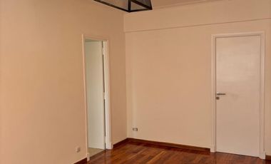 Departamento 2 ambientes con balcon frances,  frente a plaza San Martin.