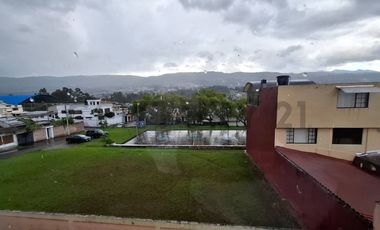 Venta casa 3 dormitorios en Conocoto con terraza, BBQ y seguridad 24/7
