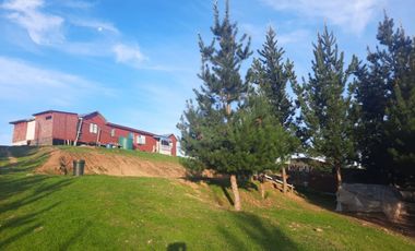 Grace Kelm Vende parcela de 5000m2 C/ casa REGULARIZADA y pozo de agua, amoblada en condo SEGURO Y BELLA VISTA
