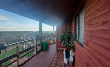Grace Kelm Vende parcela de 5000m2 C/ casa REGULARIZADA y pozo de agua, amoblada en condo SEGURO Y BELLA VISTA