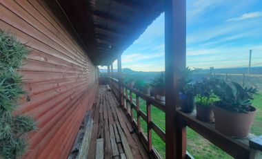 Grace Kelm Vende parcela de 5000m2 C/ casa REGULARIZADA y pozo de agua, amoblada en condo SEGURO Y BELLA VISTA