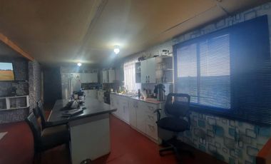 Grace Kelm Vende parcela de 5000m2 C/ casa REGULARIZADA y pozo de agua, amoblada en condo SEGURO Y BELLA VISTA